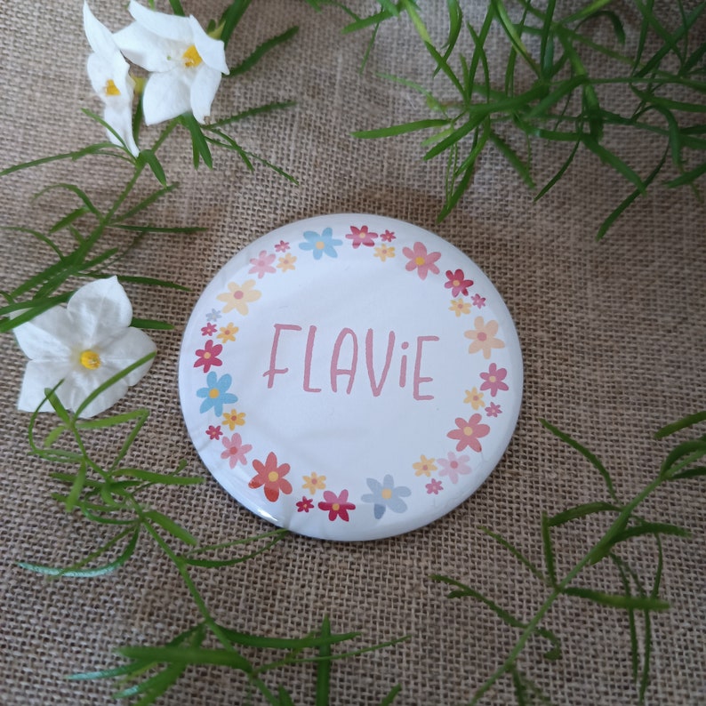 Badge personnalisé prénom 56 mm Couronne Fleurs