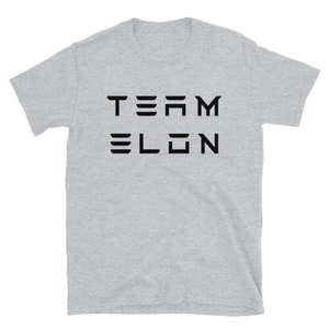 Op de afbeelding: Een grijs t-shirt met korte mouwen met de tekst "TEAM ELON" in zwart gedrukt.