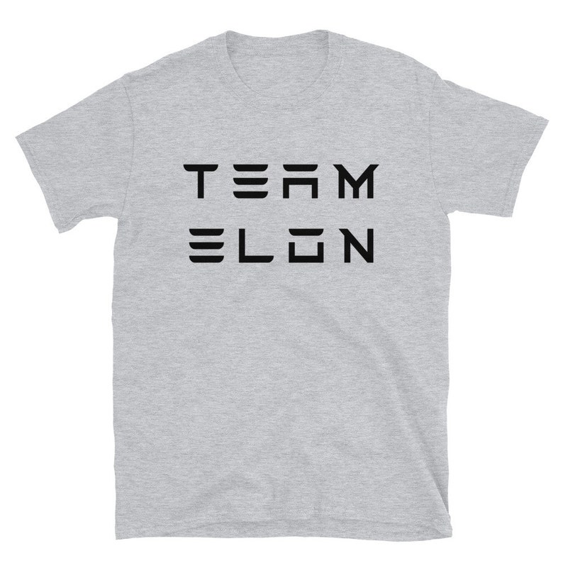 Op de afbeelding: Een grijs t-shirt met korte mouwen met de tekst "TEAM ELON" in zwart gedrukt.