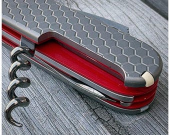 Coltello tascabile Victorinox "Spydernox" con guancette in titanio e rivestimento interno in G10 rosso.