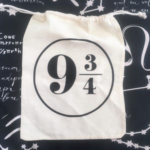Pochette en toile motif les 9. 3/4 d’Harry Potter pour ranger vos cartes de tarots ou d’oracles préférer taille 20 cm sur 25 cm