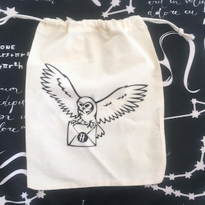 Pochette en toile motif la chouette Edwige d’Harry Potter pour ranger vos cartes de tarots ou d’oracles préférer taille 20 cm sur 25 cm