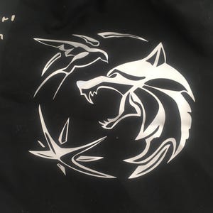 Pochette en toile motif loup pour ranger vos cartes de tarots ou d’oracles préférer taille 20 cm sur 25 cm