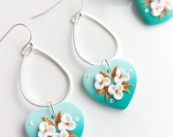 Pendientes florales de corazón-Pendientes de flores verdes y azules- Pendientes de arcilla Daisy-Polymer hechos a mano en Irlanda