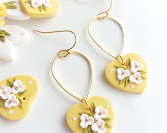 Pendientes de corazón floral amarillo-Pendientes florales dorados- Pendientes de arcilla polimérica - Hermosos pendientes de flores hechos en Irlanda