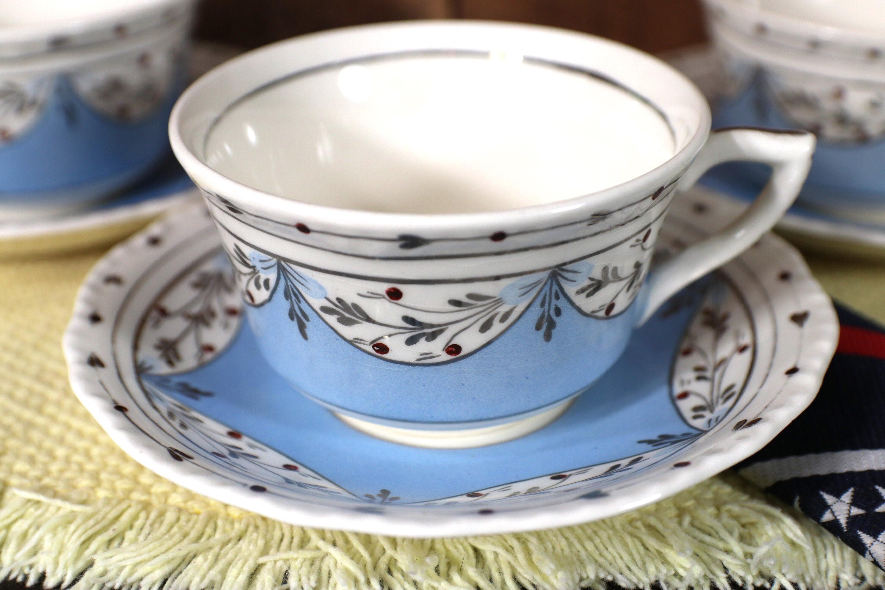 スウェーデン買付　王冠モチーフ　ブルー絵付け　貫入陶器　ソープディッシュ 3 Vintage Ruskin Blue Cup and Saucer Set, Colonial Williamsburg
