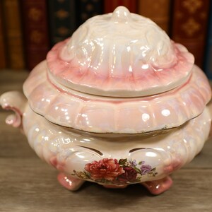 RARE MINT 1980s Vintage Sophia Anne Ceramic Lusterware Covered trinket box. New Mint condition in the original box/packaging.