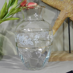 Pasabahce Art of Glass Turkish vase with gold trim and Beautifully Elegant White Roses with a top to bottom Swirl in the glass. 10 inches.