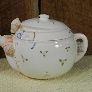 Mouse Teapot by Terragraphics. Adorable 1975 Tiny Mouse Themed Porcelain Teapot.