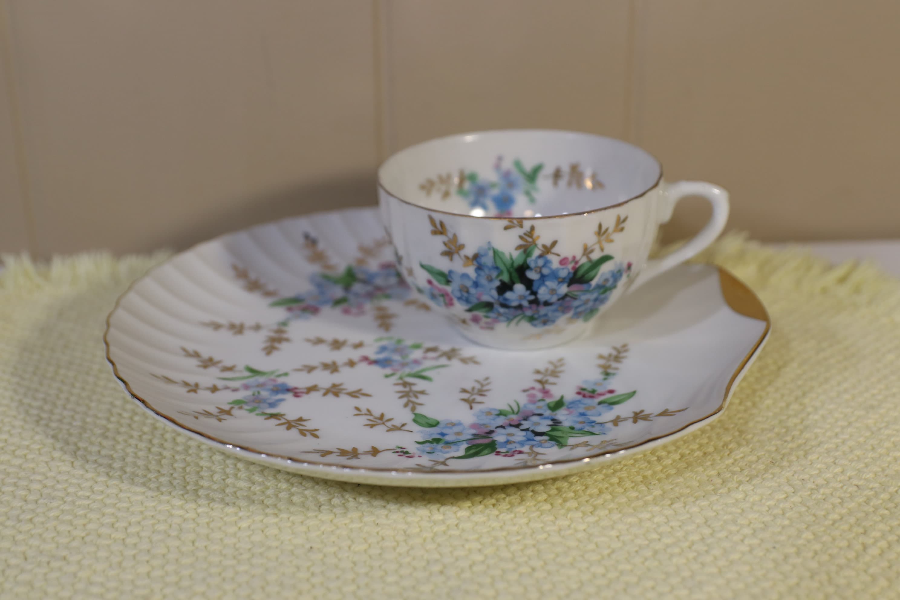 ✵・やまか・✵ YAM86 by Yamaka China, Blue Flowers, Pink & Gold Leaves