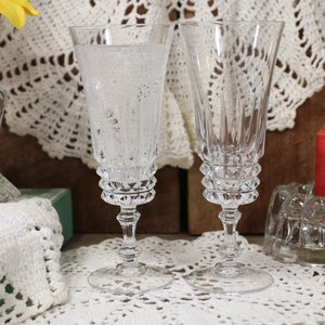 2 Geriffelte Champagnergläser, Tuilleries Villanry von Cristal D'Arques-Durand. Wunderschöner Prismatic Cut Kristall