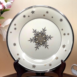 Lenox Solitaire Christmas Snowflake Accent Luncheon Plate 9 3/8