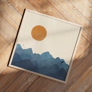 Poster con paesaggio montano nebbioso blu navy / Stampa artistica quadrata in stile metà secolo / Montagne, uccelli e sole da parete / Cornici opzionali