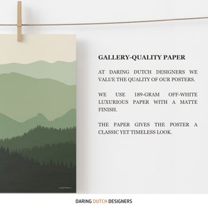 Pu&ograve; includere: Un'illustrazione verde e bianca di una catena montuosa con una foresta alla base. Il testo "GALLERY-QUALITY PAPER" &egrave; in cima all'immagine. Il testo sottostante recita: "In Daring Dutch Designers diamo grande valore alla qualit&agrave; dei nostri poster. Utilizziamo carta di 189 grammi, avorio, lussuosa con una finitura opaca. La carta conferisce al poster un aspetto classico e senza tempo. Daring Dutch Designers."