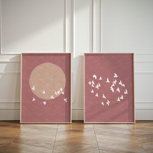 Conjunto de 2 láminas wabi sabi japonesas con silueta de amanecer japonés y bandada de pájaros en rosa cálido para decoración japonesa y escandinava.