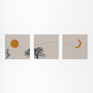 Könnte beinhalten: Ein Satz von drei quadratischen Wandkunstdrucken. Jeder Druck hat einen beigen Hintergrund mit einem minimalistischen Design. Ein Druck zeigt eine gelbe Sonne, ein anderer einen schwarzen Baum und der dritte einen gelben Halbmond. Silhouetten von Vögeln sind im Flug.