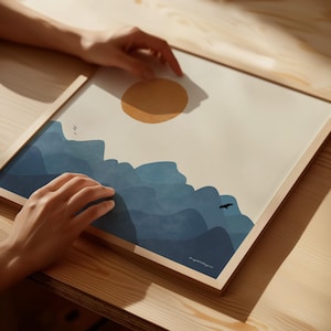 Poster con paesaggio montano nebbioso blu navy / Stampa artistica quadrata in stile metà secolo / Stampa murale con montagne, uccelli e sole / Cornici opzionali