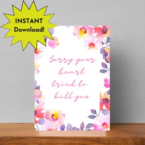 Pode incluir: Um cartão branco com uma borda floral rosa e o texto "Desculpe, seu coração tentou te matar" em letras rosa.