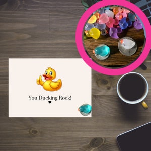 Você está se esquivando da rocha! - Cartão de pato de borracha colorido com pequena estatueta de pato brilhante - Idéia de presente divertida e peculiar