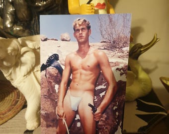 Imagen Kodak Vintage Rubio Culturista masculino alto Guapo Hombre musculoso Deportista de pie Chico tomando el sol al aire libre Gay Foto íntima Instantánea espontánea