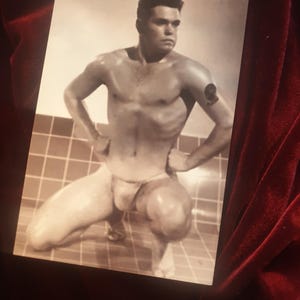 Kneeling tattoo Man - Imperfect picture Tall cute hunk Muscular Bodybuilder beefcake Shirtless male steamy guy gay int photo candid snapshot