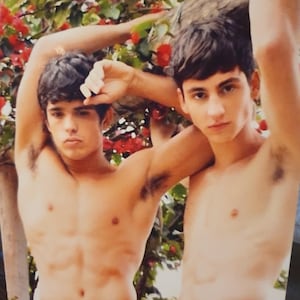 Men Embracing Sunbathing Duo - Beau Gosse Steamy Bear Hairy Armpits  Shirtless Male, Beefcake Cute Lad Man Hunk Candid Gai Foto Gay Int Photo -  Etsy