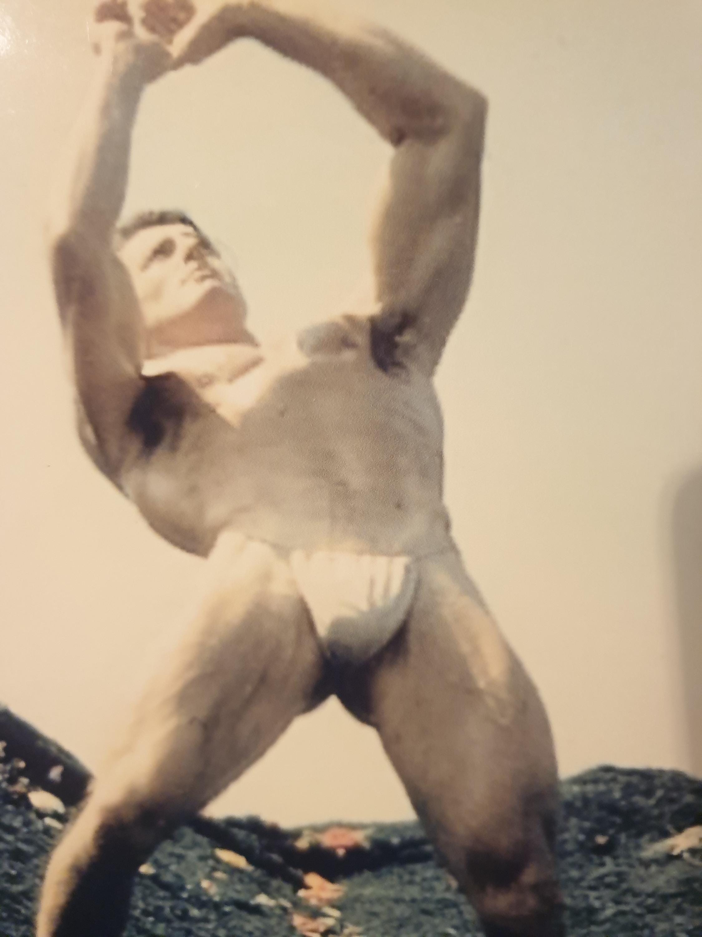 Hombre guapo, musculoso, rubio, de los años 50, con axilas peludas, excelente físico, musculoso, deportista, gay, foto íntima impresa en 1990, instantánea espontánea