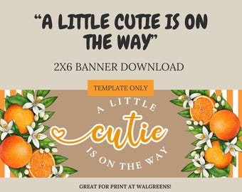 以下が含まれることがあります： 「A LITTLE CUTIE IS ON THE WAY」というテキストが入ったバナーデザイン。バナーは、オレンジと白い花が茶色の背景に描かれています。バナーは2x6のダウンロードで、テンプレートのみです。
