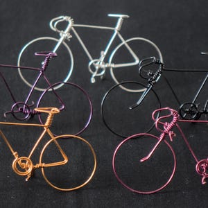 Bicicletas en miniatura hechas de alambre de plata: regalo perfecto para ciclistas. imagen 9