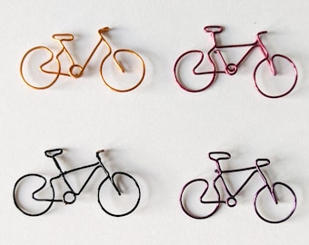 Bicicletas en miniatura hechas de alambre artificial: decoración perfecta para tarjetas de felicitación para ciclistas entusiastas.