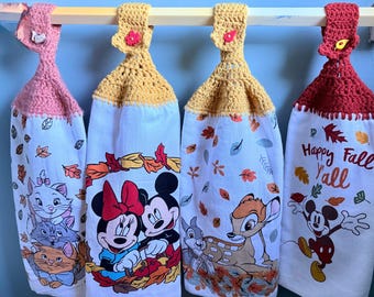 Serviettes suspendues à l'effigie des personnages de dessins animés Disney sur le thème de l'automne (Bambi, Mickey et Minnie, Les Aristochats, Mickey).