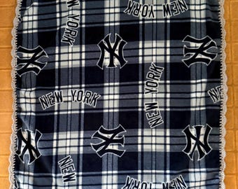 NY Yankees Fleece Toddler Blanket: Blue/Gray Plaid Pattern with Scalloped Crocheted Edge