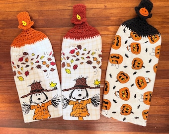 Serviette suspendue à motif épouvantail de chien de dessin animé ou citrouille.