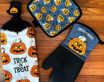 Coffret cadeau Halloween 3 pièces avec motif chien de dessin animé : torchon suspendu, manique et gant de cuisine