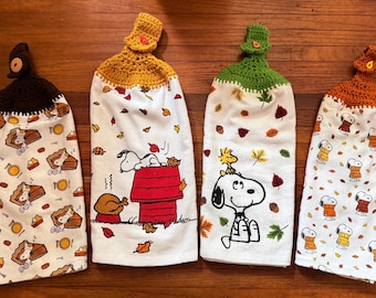Serviettes suspendues au crochet sur le thème de l'automne, ornées de motifs de personnages de dessins animés.