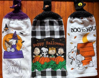 Serviettes suspendues au crochet avec motifs de chiens de dessin animé pour Halloween.