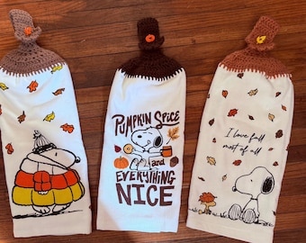 Toallas colgantes superiores tejidas a crochet con temática de otoño y patrones de personajes de dibujos animados de perros.