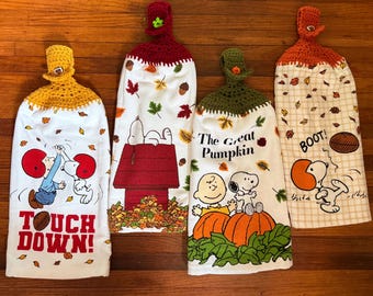 Serviettes suspendues au crochet sur le thème de l'automne et du football, ornées de motifs de personnages de dessins animés.