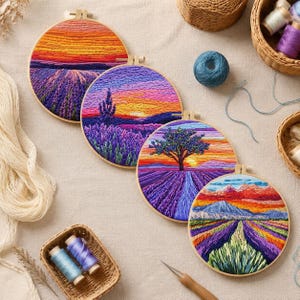 Peut inclure: Quatre tambours à broder circulaires présentant des paysages de champs de lavande sous des ciels de coucher de soleil vibrants. Chaque tambour affiche un travail de fil texturé dans des tons de violet, orange, rose et jaune.