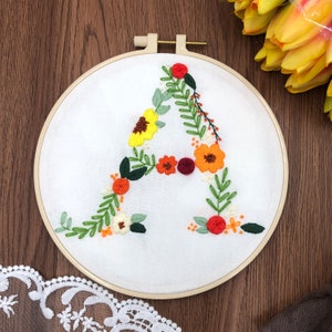 Padrão de bordado de alfabeto floral | Kit de monograma floral manual para iniciantes modernos | Kit de bastidor de bordado fácil com 26 letras | Kit de artesanato para iniciantes DIY