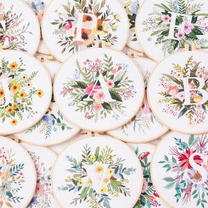 Padrão de bordado de alfabeto floral | Kit de monograma floral à mão para iniciantes modernos | Kit de bastidor de bordado fácil de 26 letras | Kit de artesanato inicial DIY