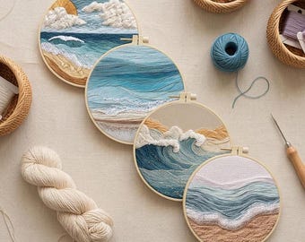 Peut inclure: Quatre cerceaux de broderie ronds avec des scènes océaniques. Chacun présente une plage, des vagues et un ciel dans des tons de bleu, beige et blanc. Du fil à broder et de la laine sont visibles, ainsi qu'une aiguille et de petits paniers de fil.