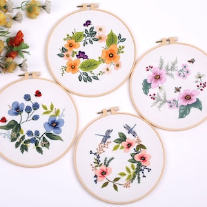 Flower Animal Embroidery Kit for Beginners Modern|Hand Vintage Bee Cross Stitch|Easy Floral Kit with Hoop|DIY Starter Craft Kit for Adults