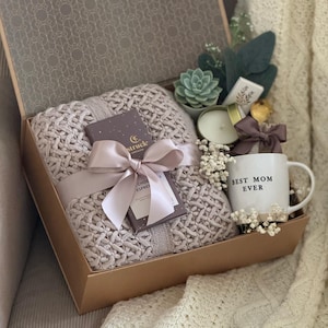 Happy Mother's Day Gift Box with Blanket, Socks and Succulent, Gift for Mom, Mother's Day Gift Basket, Gift Box for Women, Care Gift for Her