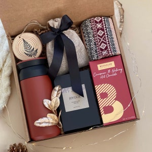 Cadeaux de Noël unisexes pour femmes et hommes | Coffret cadeau des Fêtes avec gobelet, bougie, chaussettes | Coffret cadeau de Noël, cadeau Hygge, paniers-cadeaux des Fêtes