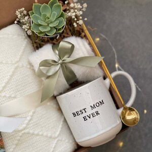 Happy Mother's Day Gift Box with Blanket, Socks and Succulent Gift for Mom, Mother's Day Gift Basket, Gift Box for Women, Gift for Her afbeelding 4