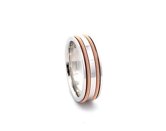 Anillo de cuerdas de guitarra acústica de plata de ley: Anillo de músico reciclado, doble cuerda, opción grabada.