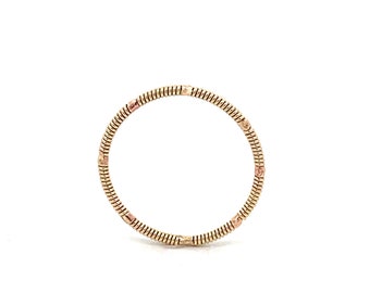 Anillo de cuerda de guitarra dorada reciclada – Anillo apilable sostenible – Joyería minimalista y ecológica
