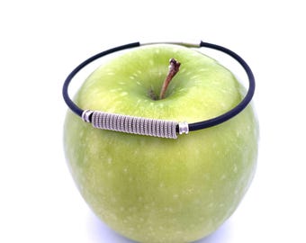 Gitarrensaiten Apfel Armband: Veganes Apfelleder und Karabinerverschluss
