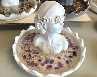 Porta incenso con cristalli e scaglie d'oro raffigurante la Dea della Giustizia con gli occhi bendati